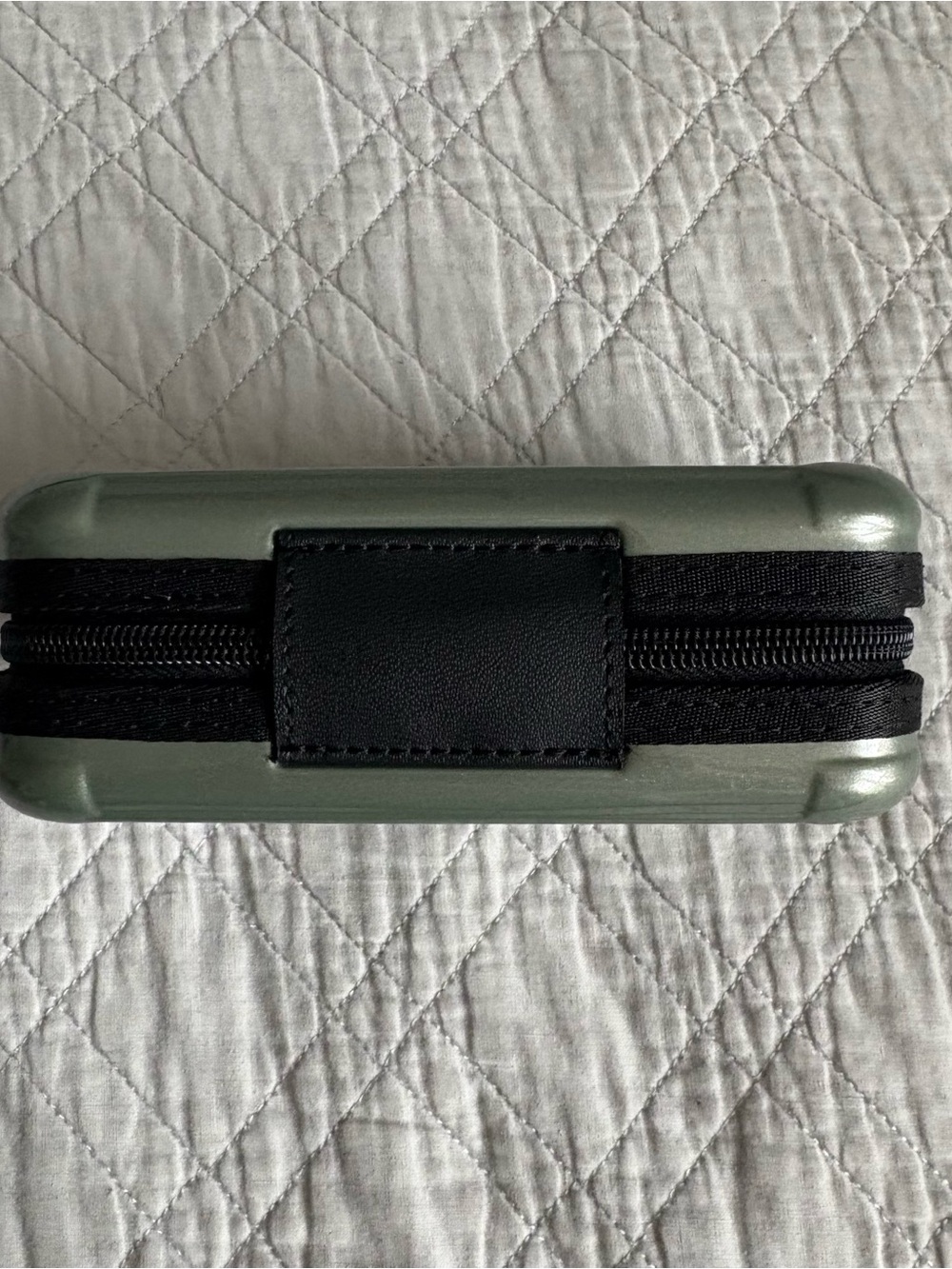 RIMOWA Green Ribbed Hard Shell Toiletries Case - Picture 3 of 9